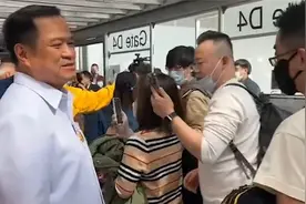 视频来了!泰国副总理亲赴机场迎接首批中国游客 用中文说“欢迎”视频封面
