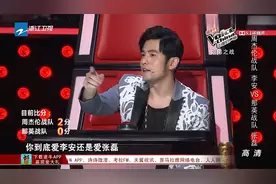 好声音：小伙深情演唱《爱我还是他》，周杰伦不接话那英又得被骂