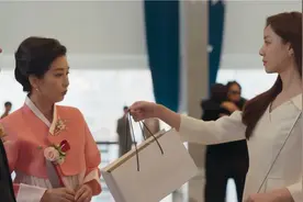 大快人心，女人租最贵的礼服，带上大礼去搞砸前男友的婚礼视频封面