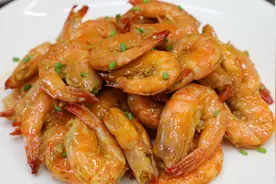 大厨教你油焖大虾的家常做法，虾肉鲜嫩很入味，鲜香回甜，太香了