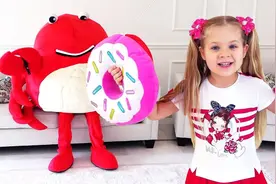 外国小女孩正在打扫卫生，她可以打扫干净吗视频封面