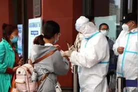 哈尔滨首例确诊女孩信息被泄漏后，遭网暴，男朋友身份也被曝光视频封面