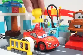 儿童迪士尼玩具汽车红色麦昆到积木滚珠轨道平台趣味滑行亲子玩具视频封面