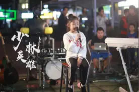 萌娃现场演唱一首《少林英雄》，天籁童声，太萌了