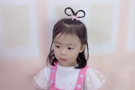 叶罗丽王默同款爱心编发教程，你会给女儿扎一次这种发型吗？