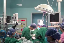 嗓子里经常会咳出这种东西，捏碎后臭气熏天，到底是什么？视频封面