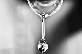 一滴水在1000米高空自由落体，掉下来会砸死人吗？结果令人吃惊！视频封面