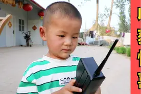 3岁宝宝陪爷爷乘凉，爸爸送给儿子一个惊喜，小牧高兴坏了视频封面