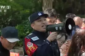 济南泉水胜景人山人海，民警拿大喇叭“花式”喊话视频封面