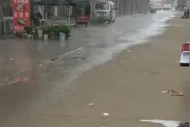 男子拍下局部雨奇观，同一条街道一半下雨一半不下逗乐网友