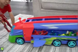 小男孩超酷的星际争霸玩具组合，外星飞船儿童玩具超级好玩视频封面