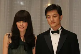 女儿李嫣近照自信满满，李亚鹏终如释重负，现身艺术品店意气风发视频封面