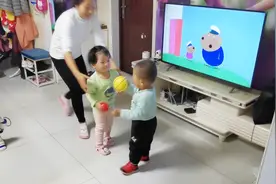 看孩子真是个累活，两个小宝宝一不注意就打架，场面很搞笑！视频封面