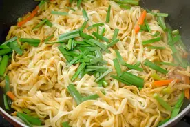 面条别只会水煮了，加上5种配菜，饭菜一锅出，比吃牛肉面还过瘾