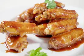 饭店厨师2分钟教做可乐鸡翅，啤酒蜂蜜做辅料，看着好有食欲