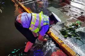 郑州暴雨致道路积水，交警徒手捞垃圾疏通下水道