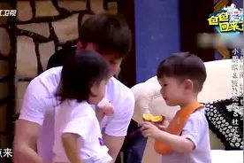 爸爸回来了：甜馨着急上厕所，嗯哼也来凑热闹，这下甜馨尿裤子了视频封面