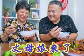 丈母娘来家，喷香哥炖一锅红烧肉，炒一只鸡，与岳母喝一杯，高兴视频封面