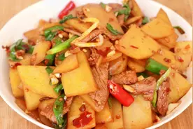 炒土豆片怎么做好吃，教你接地气的家常做法，鲜香入味，开胃下饭
