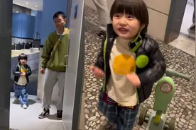 3岁宝宝独立上男厕遇2男子帮忙 妈妈：孩子也很有成就感视频封面