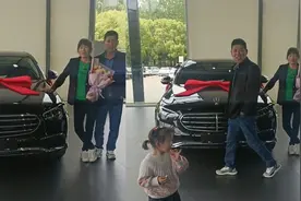 夫妻俩喜提豪车捧花拍照，一看两人衣服网友开口笃定：肯定是全款