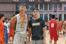 广东再出篮球天才！湛江15岁少年打出孙悦的感觉，这个小孩不得了视频封面