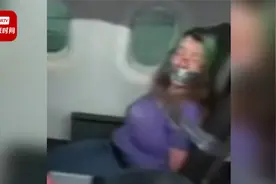 美国女子飞机上试图开舱门还咬人 空乘用胶带将其封嘴绑在座位上视频封面