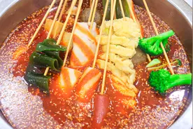 厨师长教你在家做串串香，红油汤底配方详细，色泽红润味道香