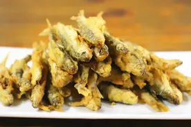 大厨教你炸小鱼小技巧，这样炸不会成一坨，金黄酥脆，外焦里嫩！