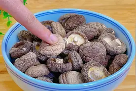 泡发干香菇最忌直接用清水泡，教你酒店不外传技巧，2分钟全泡开视频封面