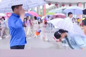 感动！退伍海军老兵游泳背女孩上考场视频封面