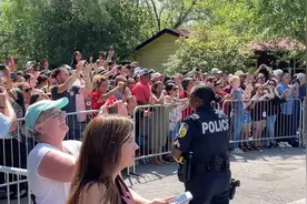 反控枪的美得州州长出席罗布小学活动被嘘 民众大喊“你真可耻”视频封面