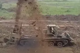 解放军的挖掘机有多厉害？一条战壕10分钟搞定，越野能力强大