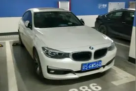 实拍:东莞长安某手机厂地下停车场，普工都开着车来上班