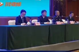 东航失事客机为何有三名飞行员？职务是什么？官方回答视频封面