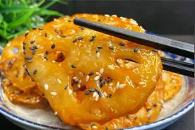 莲藕切成片，放入白糖炒一炒，出锅就是一道美食，香甜酥脆，真香视频封面