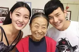 曾是最丑童星，却娶了中国最贵女演员的孙女，妻子长得美若天仙！