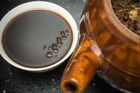 中药能用铁锅熬吗？医生提醒：当心产生毒副作用，影响身体健康视频封面
