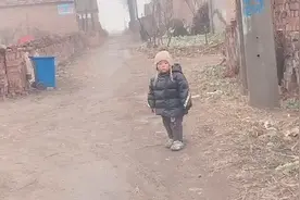 2岁男童站村口接爸妈回家过年，爸爸：来来回回的等了一个多小时视频封面