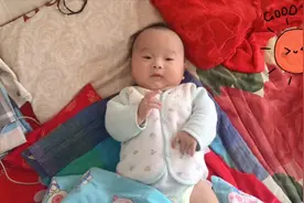 三翻六坐九爬，宝宝出生3个月不会翻，但是睡一宿早上就偏没影了视频封面