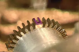 用车床加工一个齿轮，看完整个过程，不卖个200感觉都会亏本视频封面