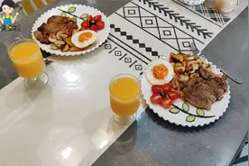 想吃牛排自己在家做，配上土豆白蘑菇荷包蛋，比去饭店实惠多了！