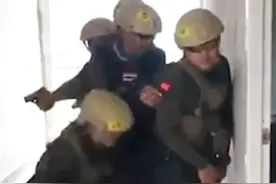 泰警方战斗演习出现尴尬一幕：被扔出的手榴弹又反弹回来落脚下视频封面