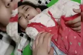 山东：女儿坚持盖着奶奶给做的小被子12年，破了也不肯扔！视频封面