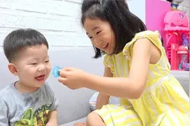 宝蓝帮忙照顾邻居家宝宝，喂牛奶哄睡觉，真像个小大人！视频封面