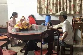 牵狗女孩再回应：没看到老人被狗绳绊倒，事后害怕做噩梦视频封面