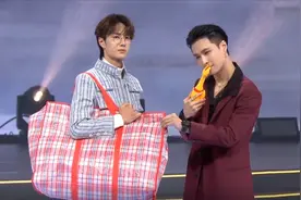 男神女神共度“春运时装周”，王一博背编织袋也有时尚感，帅气呦视频封面