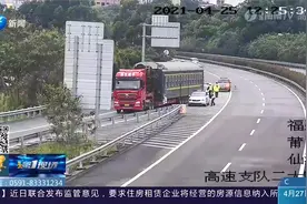 公路变铁轨？绿皮火车“开”上高速公路，莆田民警紧急拦停！视频封面