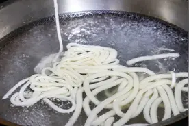 红薯粉丝不用出去买，手把手教你在家做，纯手工无任何添加剂！视频封面