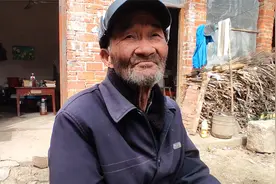 以前学生上学有多艰苦？挑着粮食干柴步行65里，一天三顿自己做饭视频封面